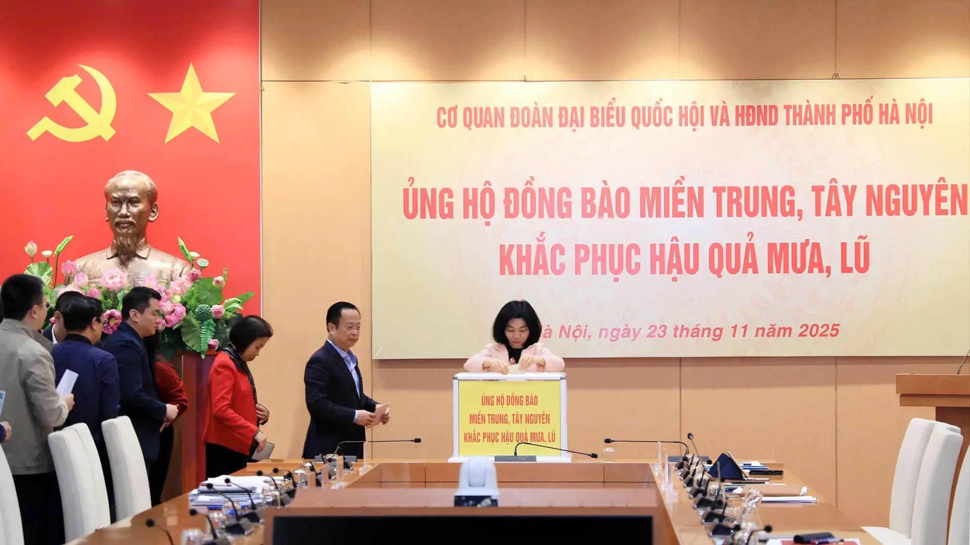 Ủng hộ đồng bào các tỉnh miền Trung, Tây Nguyên bị thiệt hại do mưa lũ 